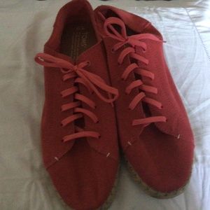 Tom’s Women’s suede tie up sneakers in Orange!